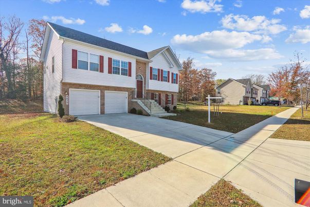 Attached, Exterior, Facade, Brick Facade, Raised Ranch