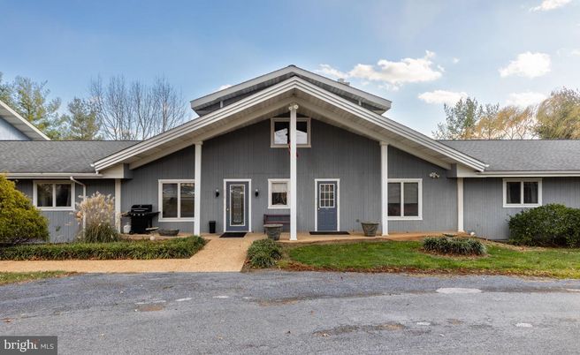 Exterior, Facade, Ranch