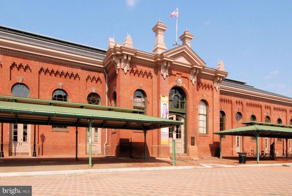 Exterior, Facade, Brick Facade, Chicago School