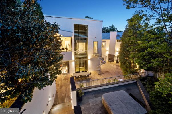 Exterior, Facade, Modern