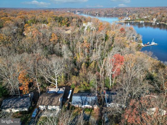Exterior, Lake