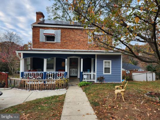 Exterior, Facade, American Foursquare