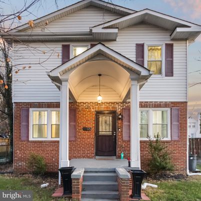 Exterior, Facade, Brick Facade, American Craftsman