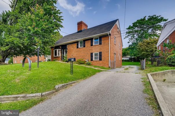 Backyard, Exterior, Facade, Brick Facade, Cape Cod