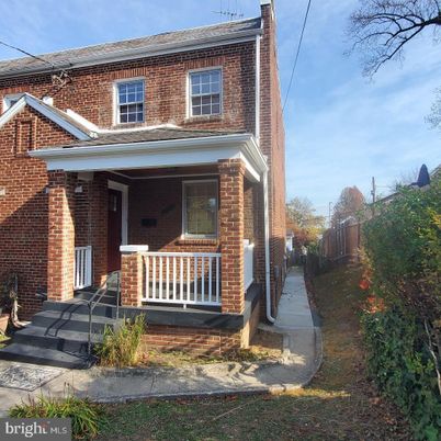Exterior, Facade, Brick Facade, American Foursquare