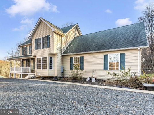 Exterior, Facade, Farmhouse
