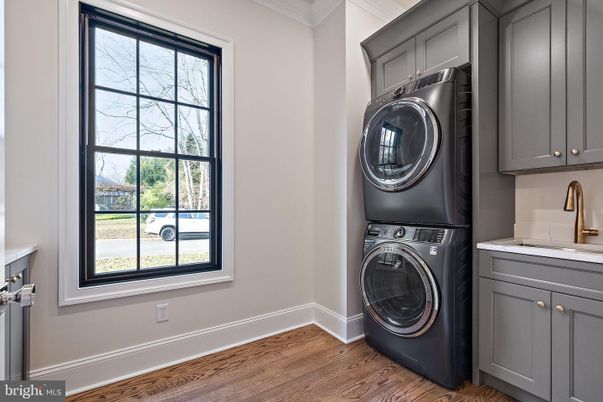 Interior, Utility Closets, Washer, Wood Texture Flooring