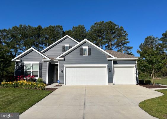 Attached, Exterior, Facade, Ranch