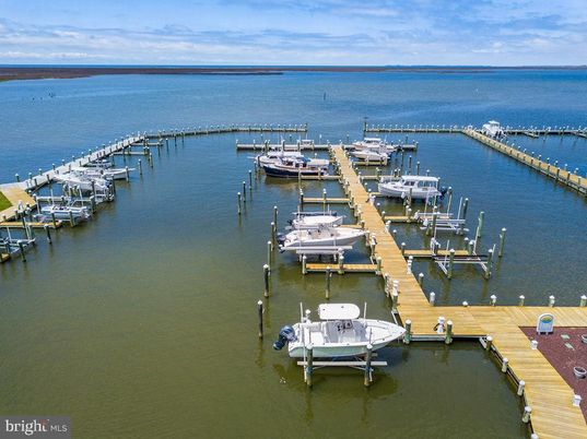 Exterior, Lake