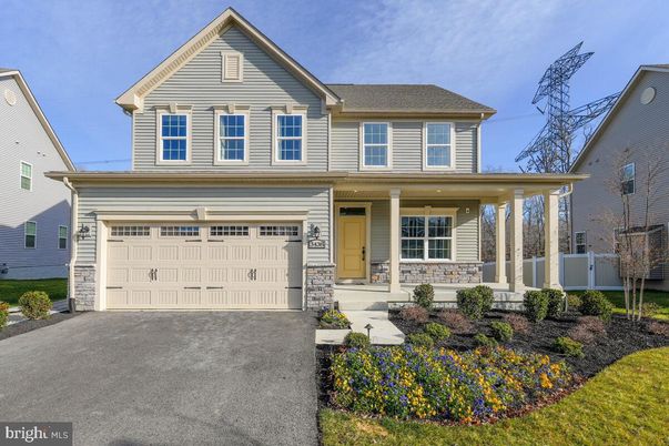 Attached, Exterior, Facade, Farmhouse