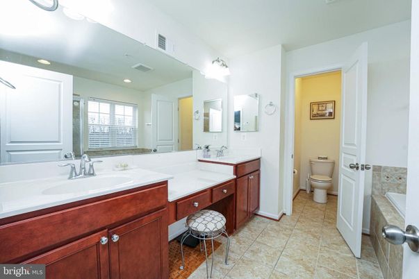 Bathroom, Dual Sink Vanities, Interior, Recessed Lighting