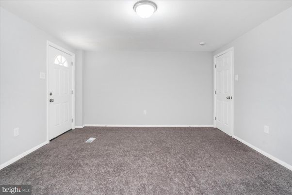 Empty room, Interior