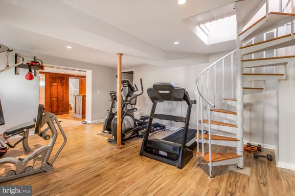 Fitness Equipment, Interior, Recessed Lighting, Wood Texture Flooring
