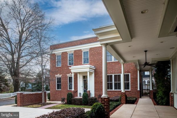 Exterior, Facade, Brick Facade, Georgian