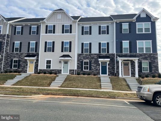 Exterior, Facade, Rowhouse