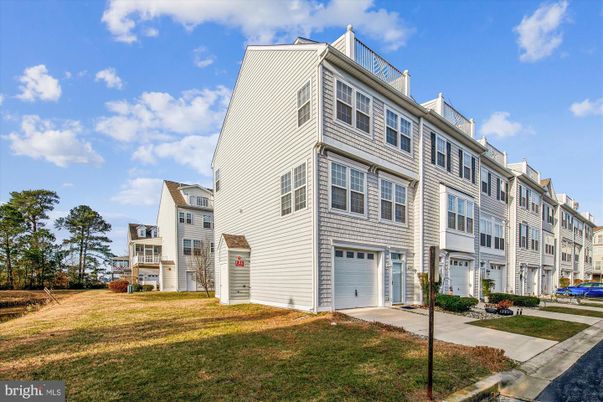 Attached, Exterior, Facade, Rowhouse