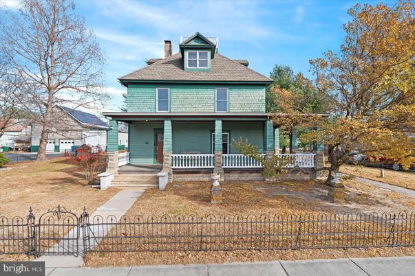 Exterior, Facade, American Foursquare