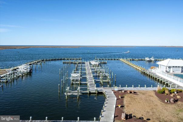 Exterior, Lake