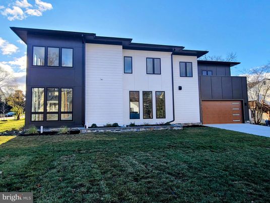 Attached, Backyard, Exterior, Facade, Modern
