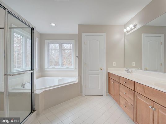 Bathroom, Dual Sink Vanities, Interior, Recessed Lighting