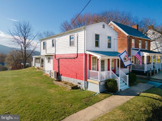 Exterior, Facade, Brick Facade, Farmhouse