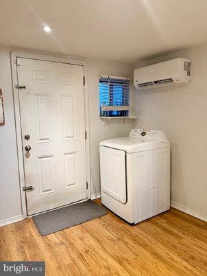 Interior, Recessed Lighting, Washer, Wood Texture Flooring