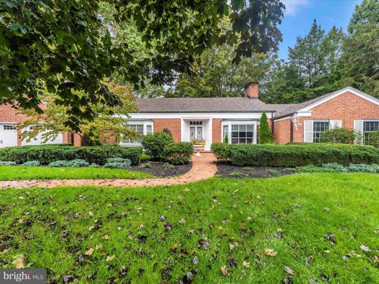 Exterior, Facade, Brick Facade, Ranch