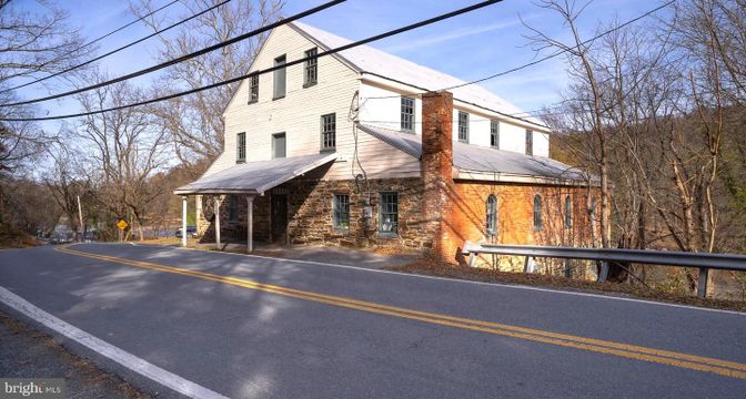 Exterior, Facade, Brick Facade, Farmhouse