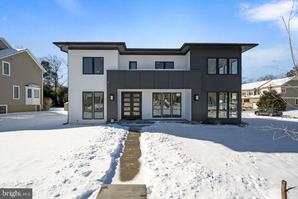 Exterior, Facade, Modern