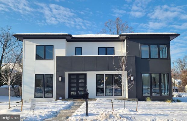 Exterior, Facade, Modern