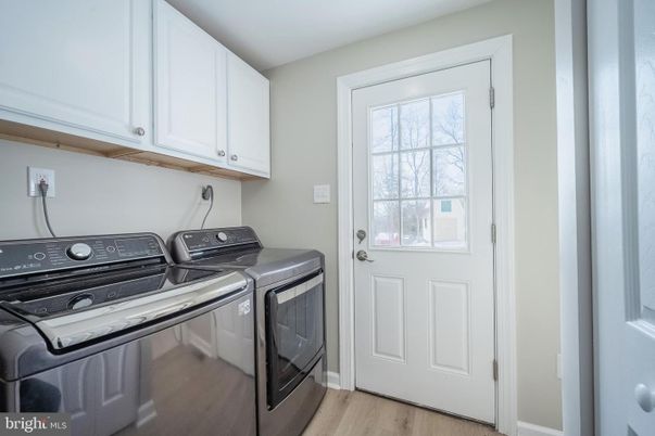 Interior, Washer, Wood Texture Flooring