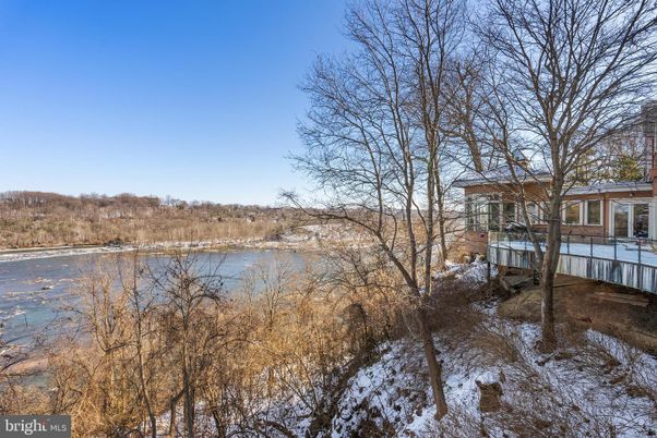 Exterior, Lake
