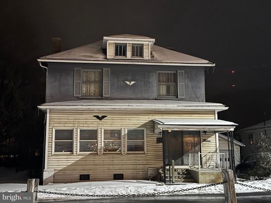 Exterior, Facade, American Foursquare