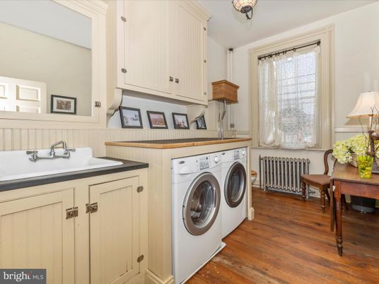 Interior, Washer, Wood Texture Flooring