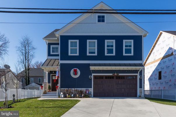 Attached, Exterior, Facade, Queen Anne Victorian