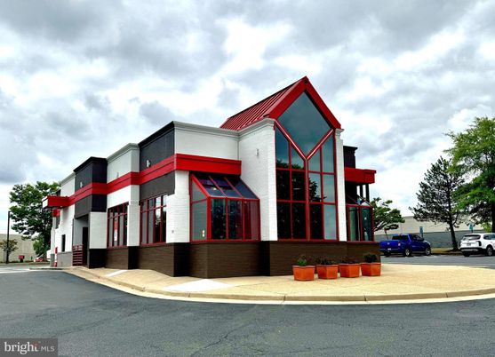 Exterior, Facade, Modern