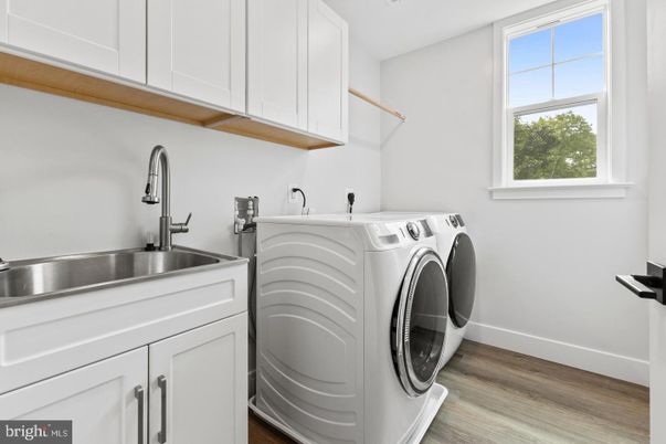 Interior, Washer, Wood Texture Flooring