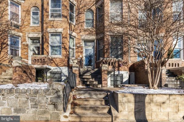 Exterior, Facade, Rowhouse