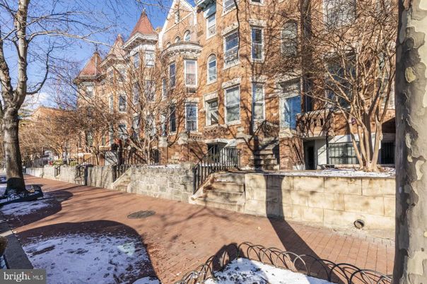 Exterior, Facade, Rowhouse