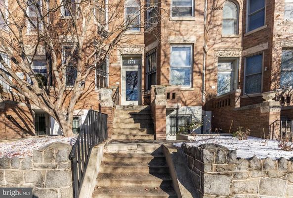 Exterior, Facade, Brick Facade, Rowhouse