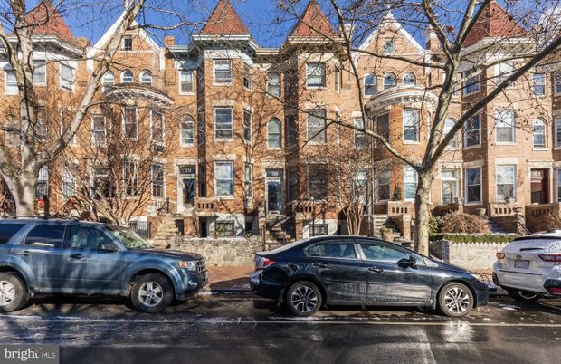 Exterior, Facade, Brick Facade, Rowhouse