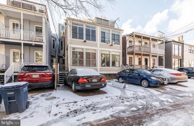 Exterior, Facade, Rowhouse