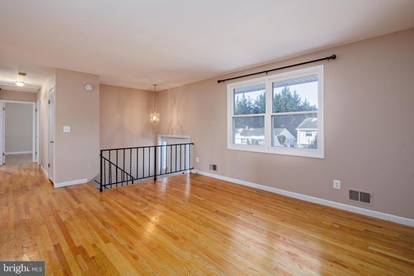 Empty room, Interior, Pendant Lights, Wood Texture Flooring