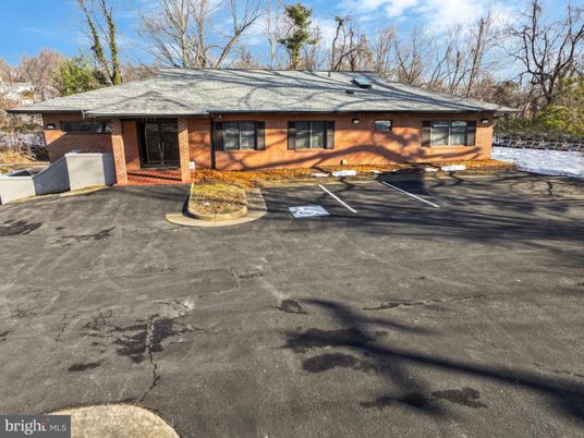 Attached, Exterior, Facade, Brick Facade, Log Home