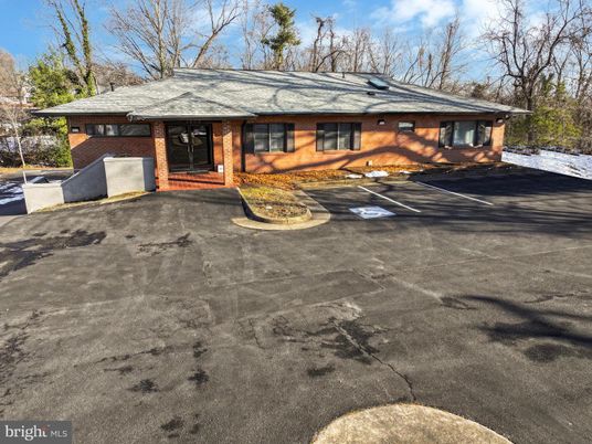 Attached, Exterior, Facade, Brick Facade, Log Home