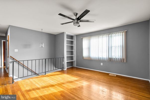 Empty room, Interior, Pendant Lights, Wood Texture Flooring
