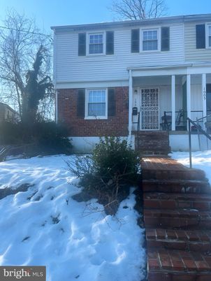 Exterior, Facade, Brick Facade, Raised Ranch