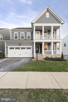 Attached, Exterior, Facade, American Craftsman
