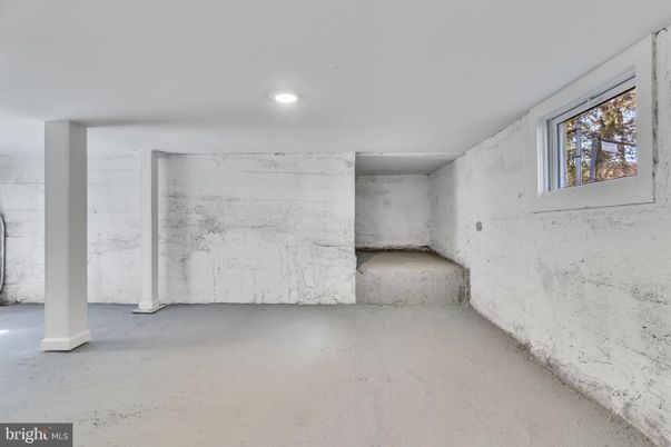 Empty room, Interior, Marble Walls, Recessed Lighting