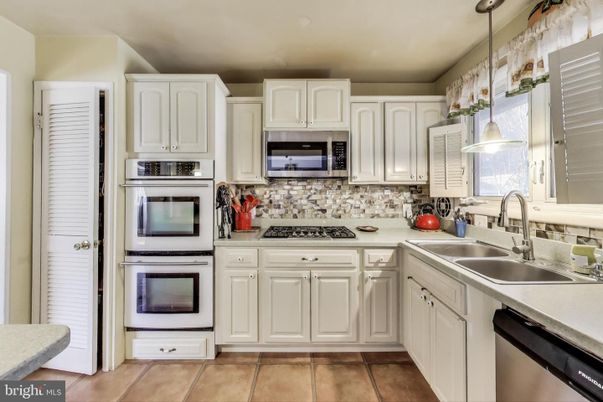 Interior, Kitchen, Pendant Lights, Stainless Steel Appliances